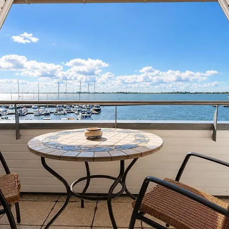 Wiek - Hafenhaeuser Gebaeude 5, We 10, Hafenblick Wiek auf Rügen